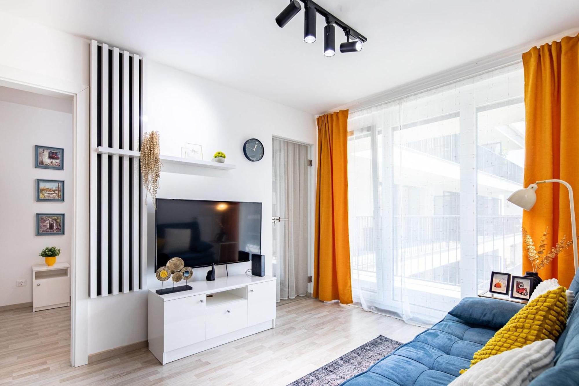 - Balcony - Brand New - Sunny Апартаменты